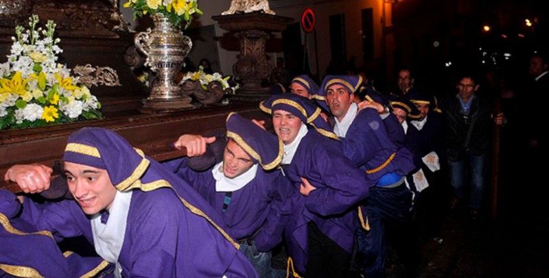 Los portadores corriendo con el trono en Semana Santa