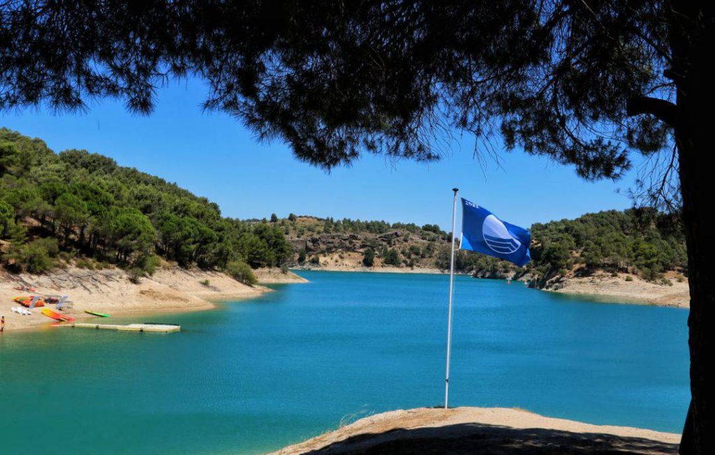 Playa de Ardales con bandera azul