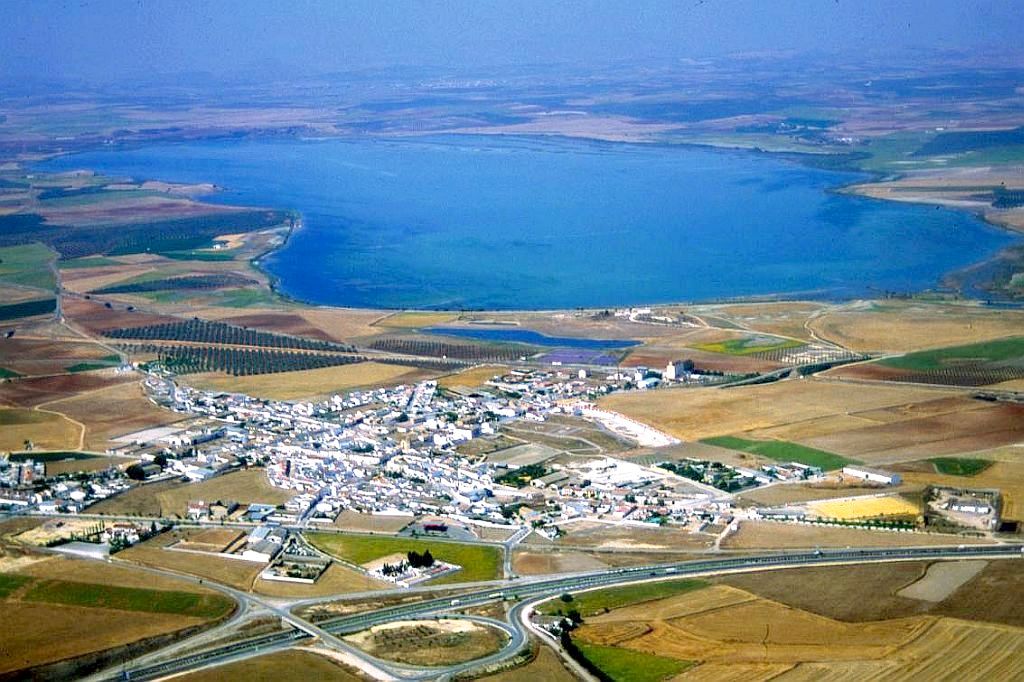 visita-laguna-fuente-piedra-pueblo