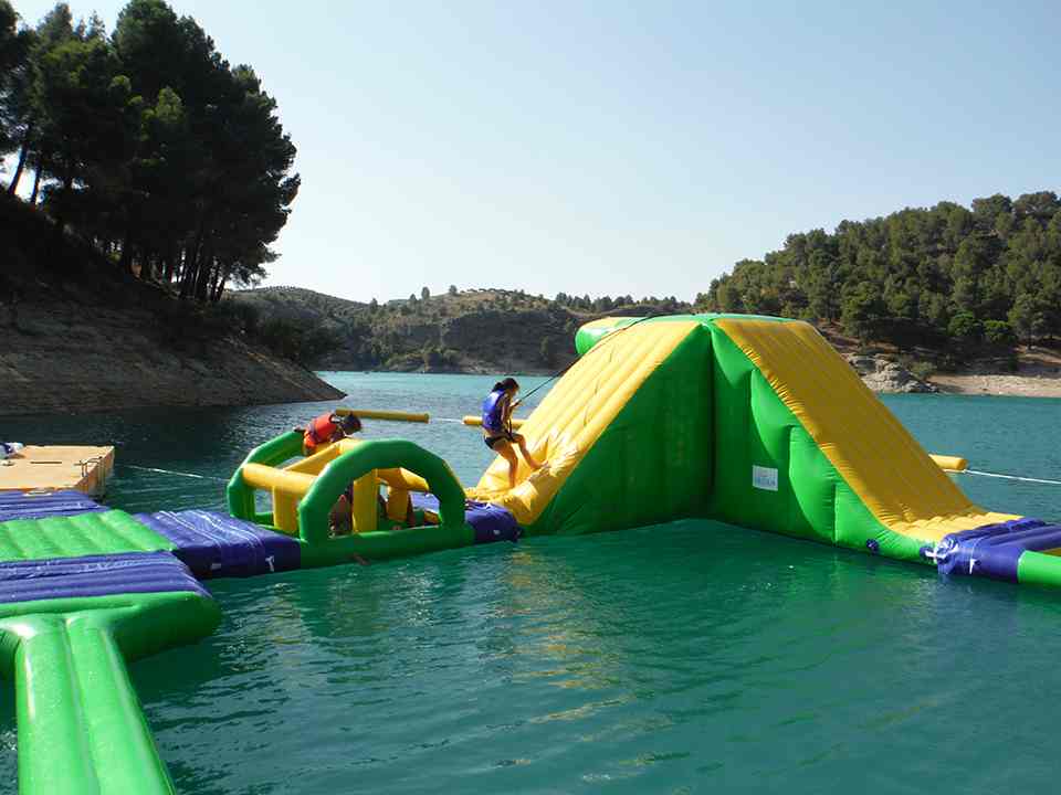 parque acuático de obstaculos